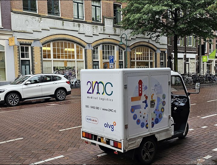 Fietscourier 2MC haalt bloedmonsters op bij Spaarndammerbuurt