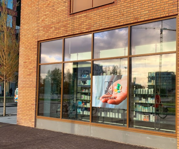 Etalage naast ingang NDSM apotheek